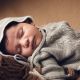 Bebe dormido con capota y traje color gris